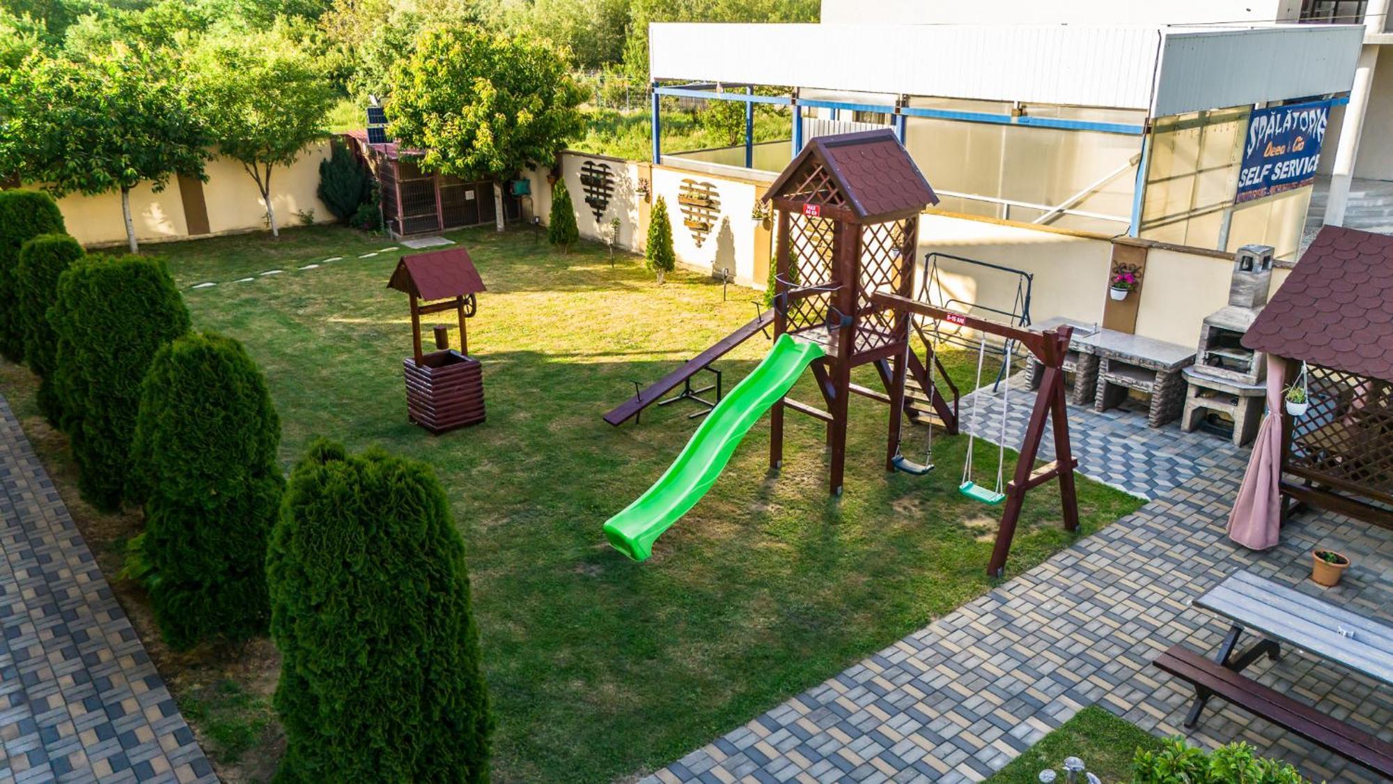Pensiunea Teo Caransebeş エクステリア 写真